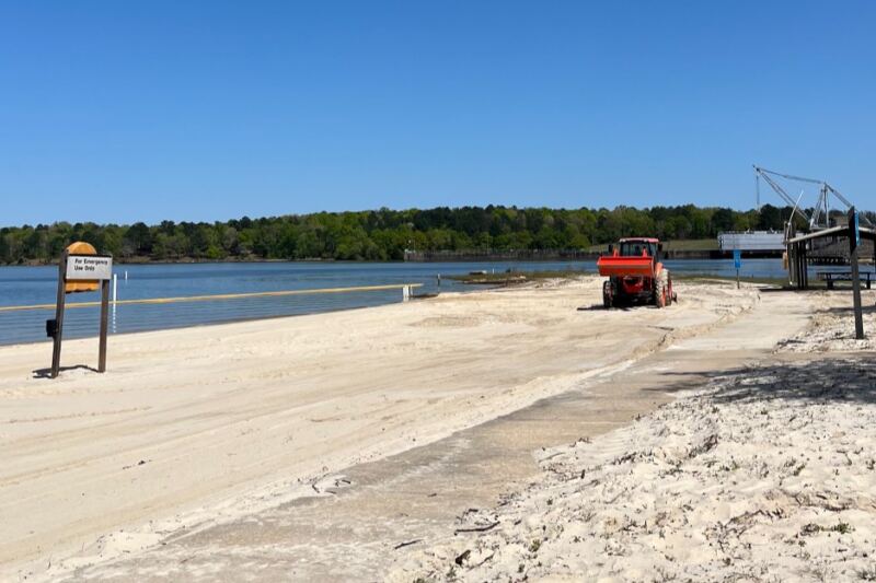 This Clear-Water Mississippi Lake Beach Lets You Swim And Rent Life Jackets For Just $5 A Car