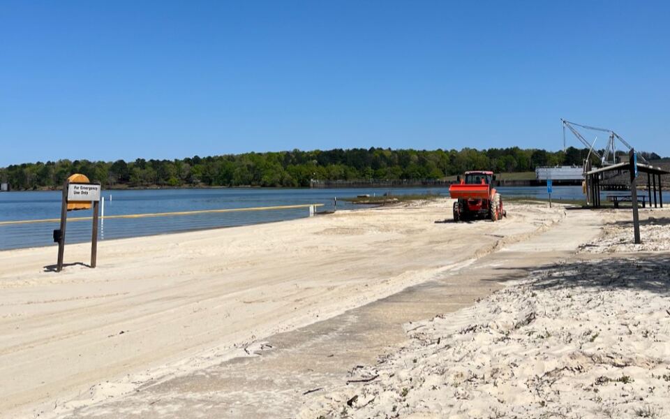 This Clear-Water Mississippi Lake Beach Lets You Swim And Rent Life Jackets For Just $5 A Car