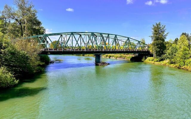 These 9 Oregon Tubing Spots Float You Down Rivers That Feel Like You Left the State Entirely