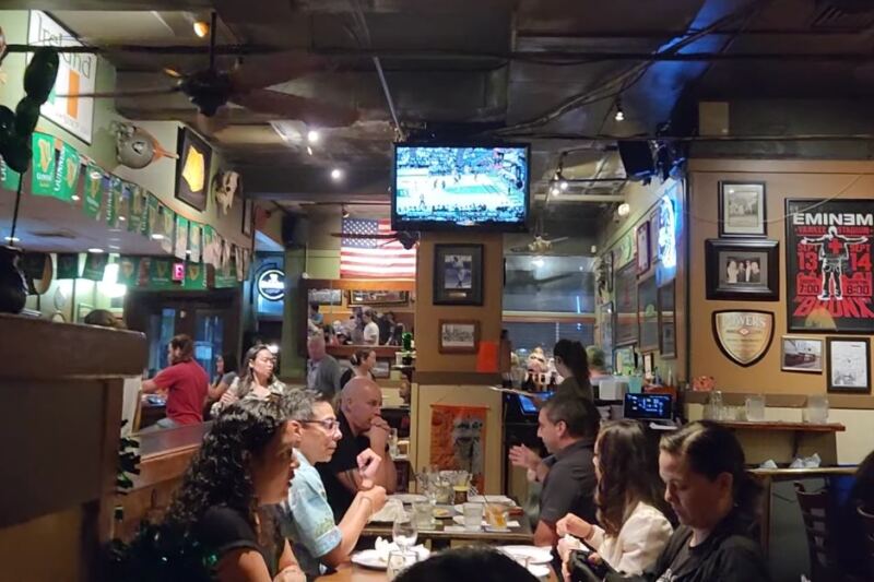 This Honolulu Irish Pub Serves Thin-Crust Pizza Locals Swear Is the Best in Town