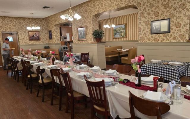 This Bakersfield Basque Restaurant Serves Course After Course Family-Style Until You Push Back From the Table
