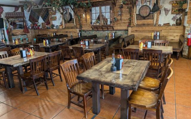 11 Restaurants In Des Plaines, Illinois That Prove This City Deserves A Bigger Spot On The Food Map