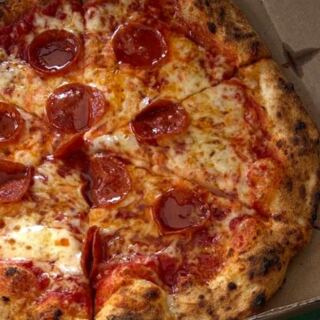 This Tiny Family-Run Tennessee Pizzeria Serves a Hot Honey Pepperoni Pie With a Crust Reviewers Can’t Stop Praising