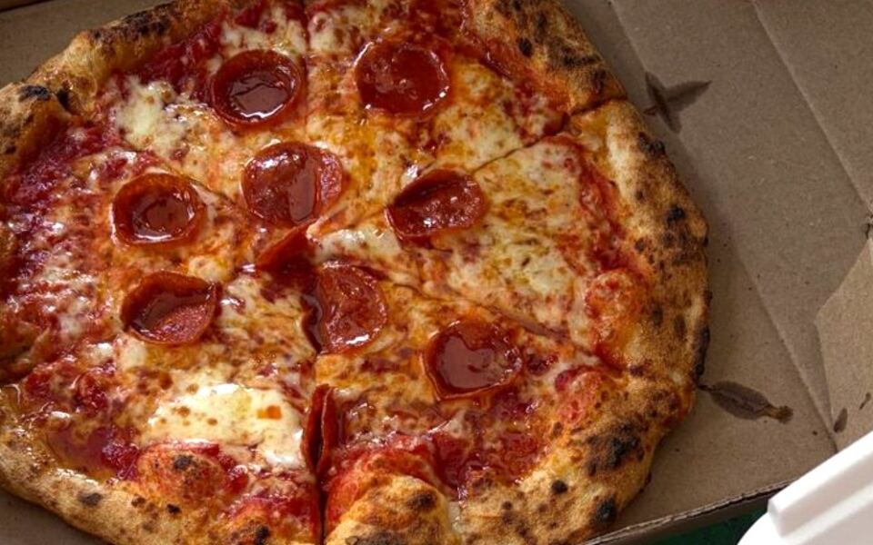 This Tiny Family-Run Tennessee Pizzeria Serves a Hot Honey Pepperoni Pie With a Crust Reviewers Can’t Stop Praising