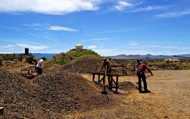 This Oregon Sunstone Mine Lets You Dig Through Volcanic Rock And Keep Every Gem You Pull Out