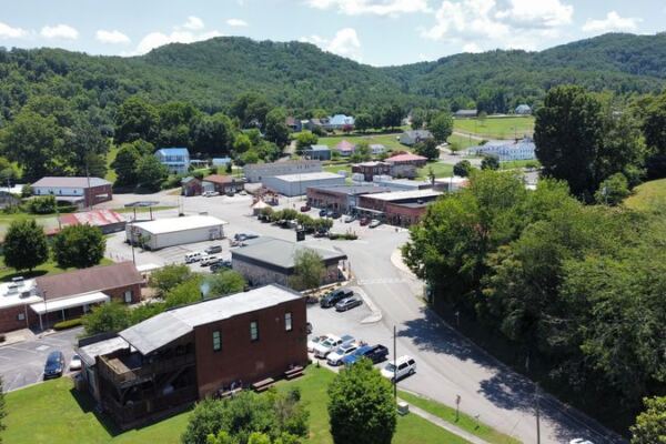 This Tiny Tennessee River Town of 700 Is the Getaway Locals Would Rather You Never Found