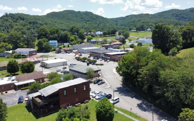 This Tiny Tennessee River Town of 700 Is the Getaway Locals Would Rather You Never Found