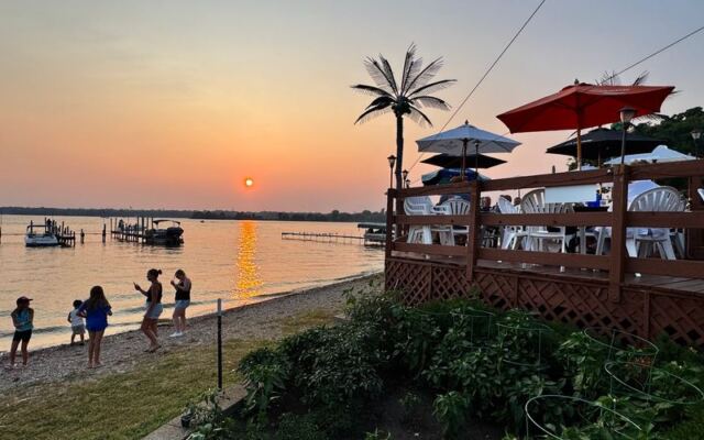 This Fox Lake, Illinois Restaurant Serves Lobster And Fish Fry Right Over The Water