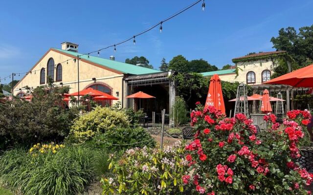 This New York Restaurant Is A Romantic Hudson Riverfront Escape Set In A Garden Farmhouse