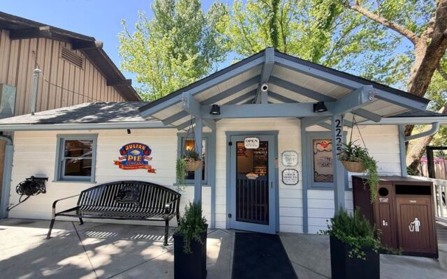 Julian’s Famous Pie Shop in California Bakes Apple Pies So Fresh the Cinnamon Hits You at the Door