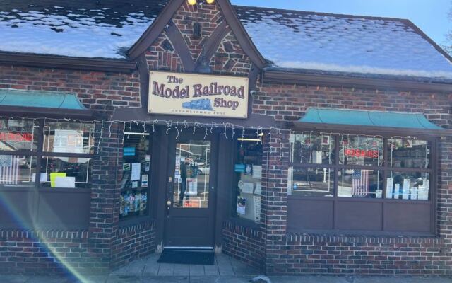 This Old-School New Jersey Hobby Shop Turns Model Trains Into An Afternoon-Long Obsession