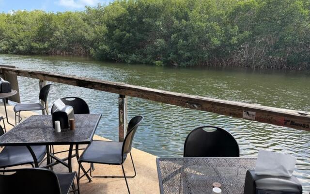 This Funky Little Florida Dive Serves Waterfront Seafood on Paper Plates That’s Worth the Whole Drive