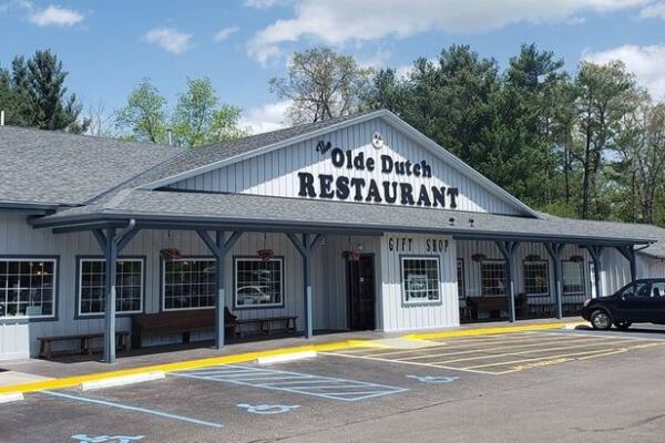 This Quiet Amish-Style Ohio Restaurant Lays Out The State’s Best Buffet Without The Crowds