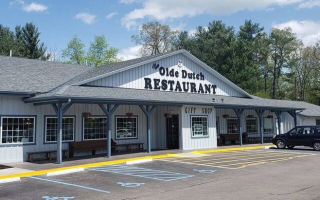 This Quiet Amish-Style Ohio Restaurant Lays Out The State’s Best Buffet Without The Crowds
