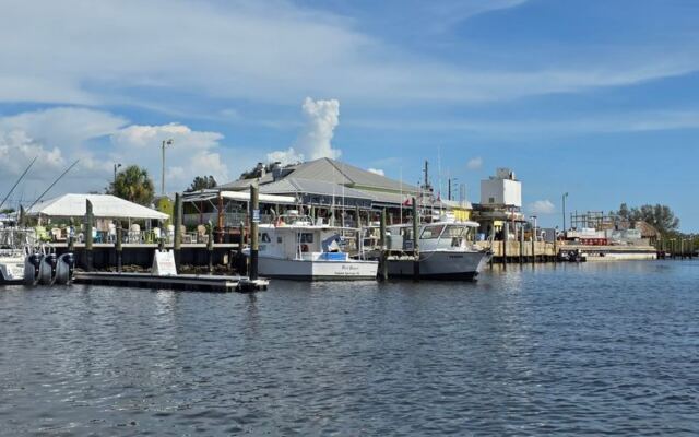 The Seafood at This Tarpon Springs Spot Is So Fresh It Practically Jumps From the Gulf Onto Your Plate