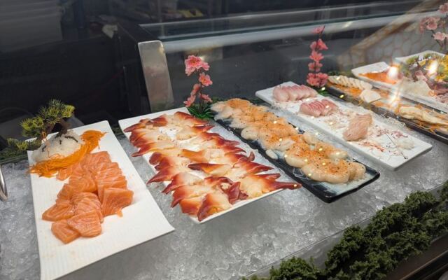 This Washington Seafood Buffet Keeps the Crab Legs Endless, With Lobster and 40 Kinds of Sushi on the Side