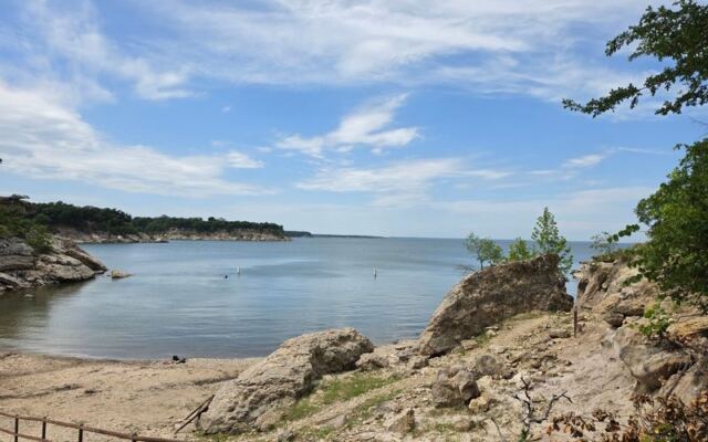 On Texas’s Lake Texoma This State Park Serves Up a Swim Beach, Fossil-Studded Cliff Trails, and Lakeside Camping