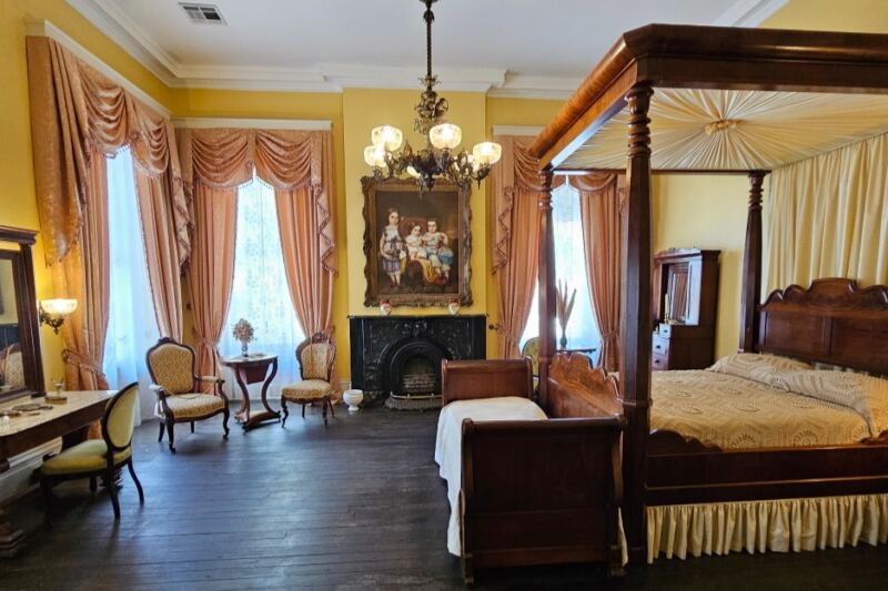This Grand Natchez Mansion Has Kept Its Antebellum Splendor Standing Since the 1850s