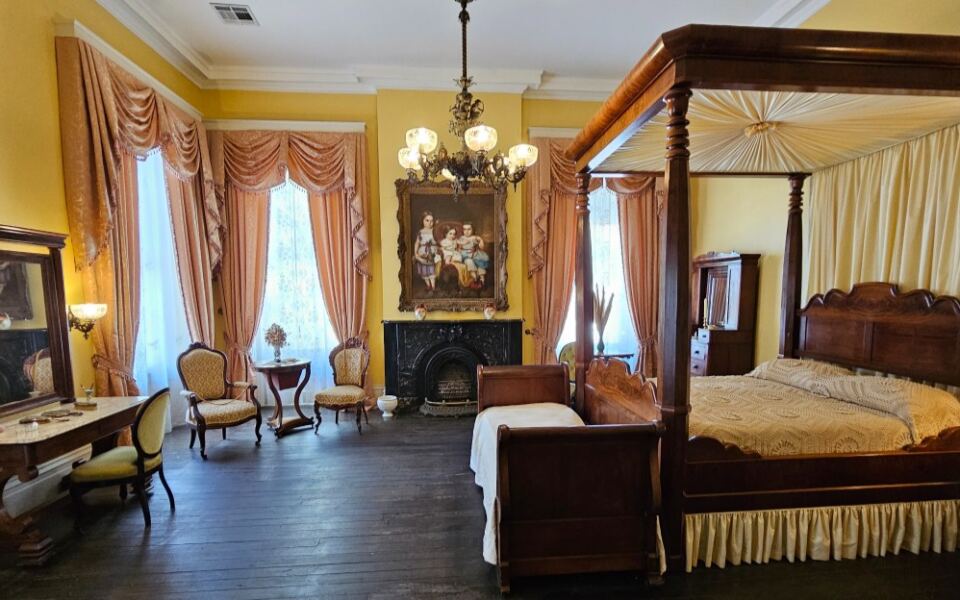This Grand Natchez Mansion Has Kept Its Antebellum Splendor Standing Since the 1850s