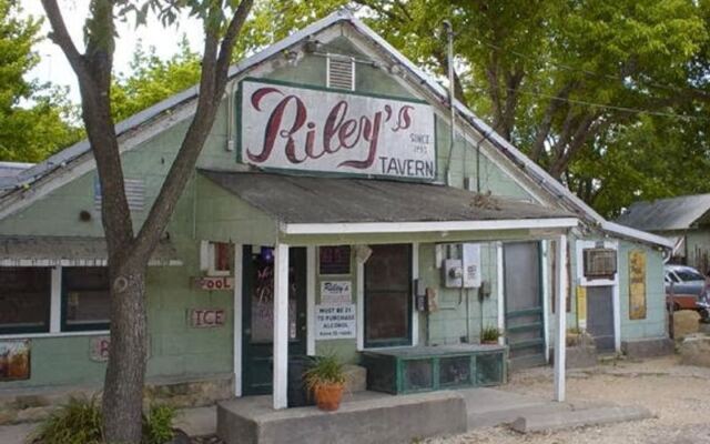 Riley’s Tavern Is a Wonderfully Weird Hill Country Honky-Tonk That Earned Texas’s First Liquor License After Prohibition