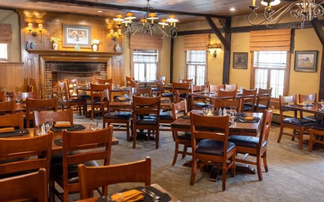 The New Jersey Restaurant Where Comfort Food Comes With Fireplaces and Colonial-Inn Charm