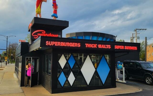 These 15 Illinois Hot Dog Stands Haven’t Changed Since The 1970s, And Loyal Fans Love It That Way