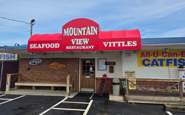 This No-Frills Tennessee Restaurant Serves Endless Catfish and a Following That Won’t Quit