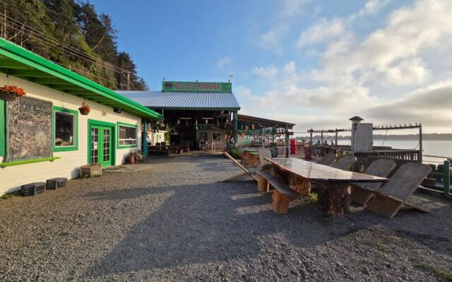 This Oregon Marina Lets You Catch Your Own Crab Off the Dock and Cooks It Up Fresh