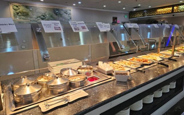 The Oregon Buffet With More Than 250 Dishes You’ll Never Finish in One Visit