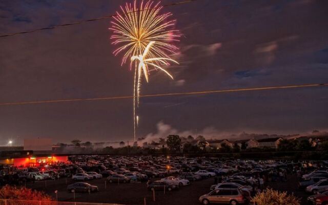 This Old-School Ohio Drive-In Whisks You Straight Back To A 1950s Saturday Night