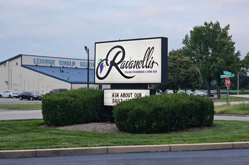 Ravanelli’s In Collinsville, Illinois Piles On Fried Chicken So Generously You’ll Leave With Tomorrow’s Lunch