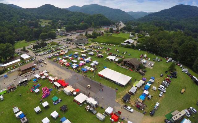 This North Carolina Mountain Craft Festival Brings More Than 100 Makers to One Valley for Snack-Fueled Browsing