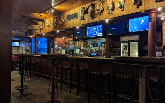 New Orleans Regulars Pack This Laid-Back Carrollton Tavern for Half-Off Oyster Tuesdays and 400-Plus Beers