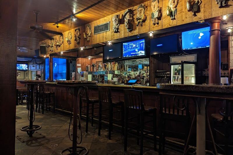 New Orleans Regulars Pack This Laid-Back Carrollton Tavern for Half-Off Oyster Tuesdays and 400-Plus Beers