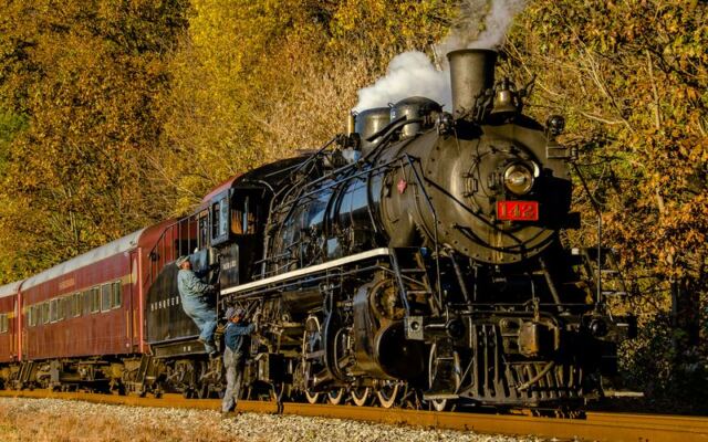 This Vintage New Jersey Train Follows The Delaware River On Winery And Holiday Rides