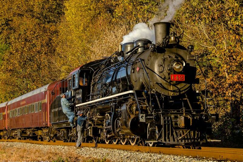 This Vintage New Jersey Train Follows The Delaware River On Winery And Holiday Rides