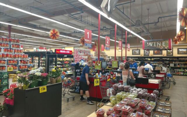 At This California Discount Supermarket, Shoppers Fill a Week’s Cart for Under Fifty Dollars