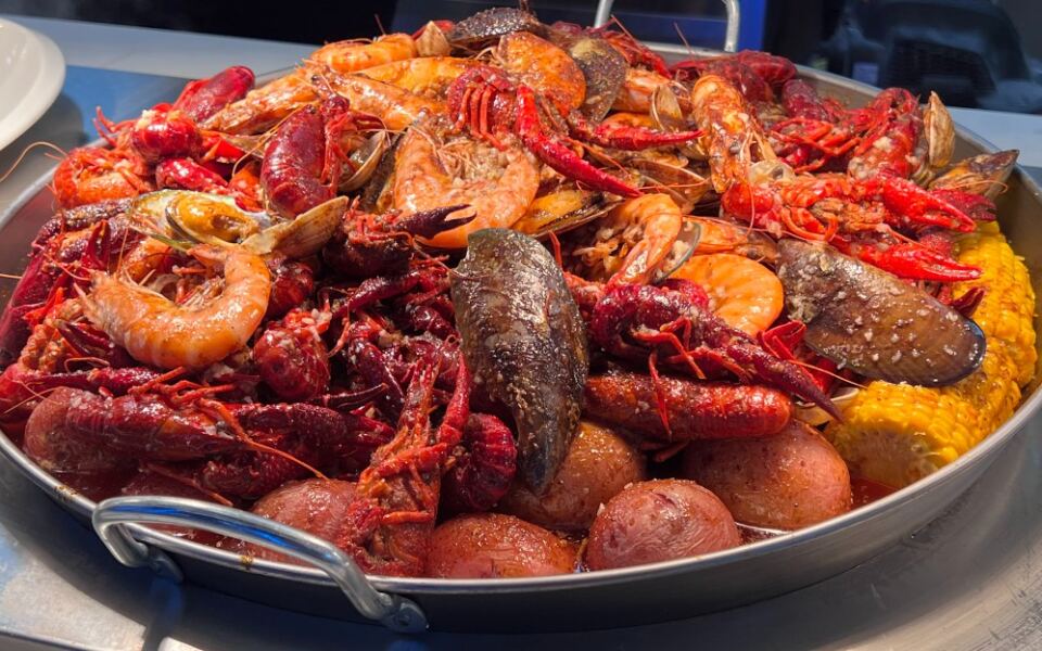 This Minnesota Buffet Has Lobster, Sushi, Sashimi And Seafood Boils