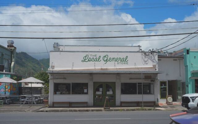 This Hawaii General Store Is A Butcher And Baker In One, Baking The Bread And Building Your Sandwich To Order