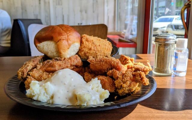 This Longtime Tulsa Soul Food Institution Serves Some of Oklahoma’s Best Fried Chicken