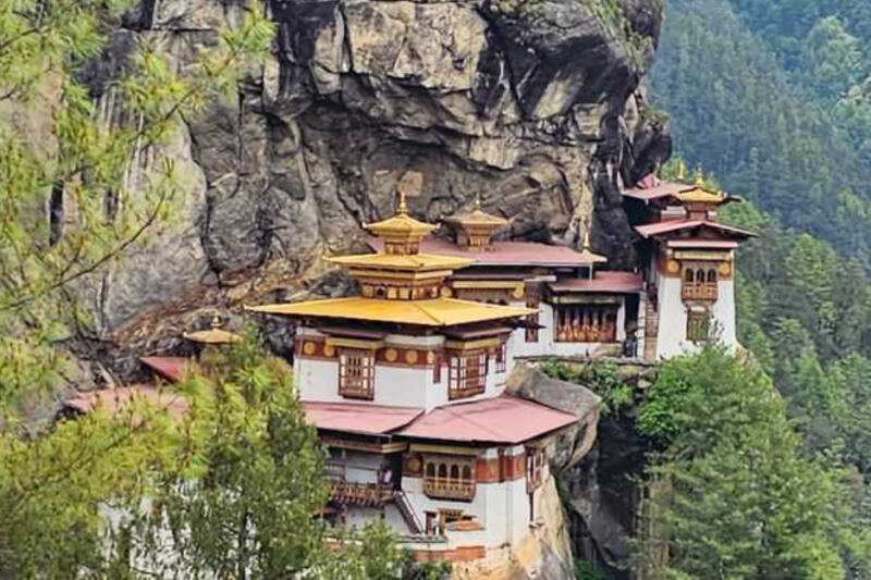 13 Breathtaking Temples Set Against Mountains, Forests, and Ancient Cities