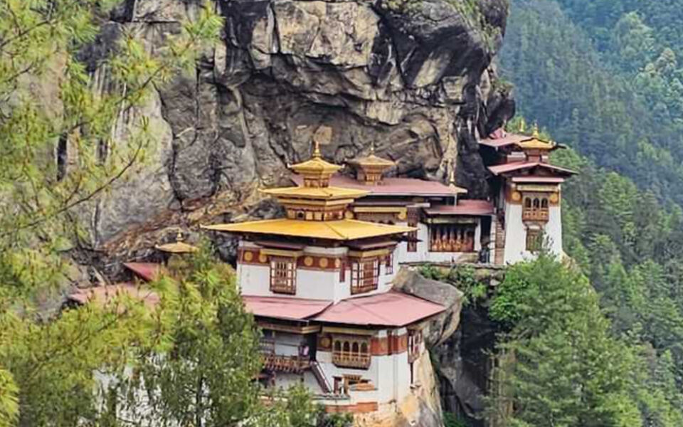 13 Breathtaking Temples Set Against Mountains, Forests, and Ancient Cities