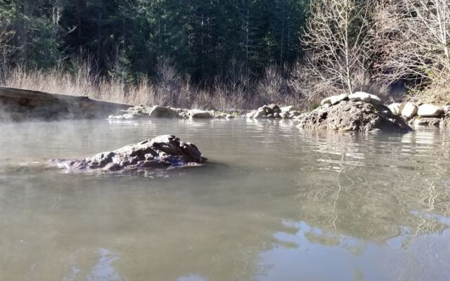 Grown-Ups Slip Into This Oregon Soaking Pool With Warm Water and Endless Quiet to Unwind