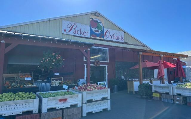 This Roadside Oregon Orchard Near Mount Hood Serves Warm Apple Cider Donuts Worth Pulling Over For