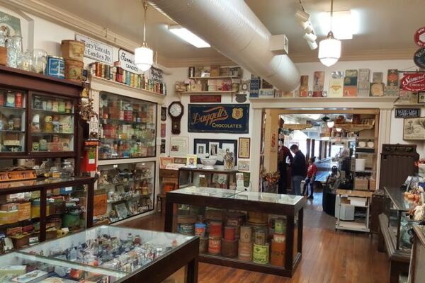 At Indiana’s Oldest Candy-Pulling Kitchen You Watch Taffy Stretched by Hand and Leave With a Warm Bag