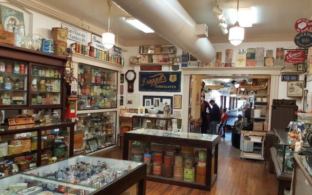 At Indiana’s Oldest Candy-Pulling Kitchen You Watch Taffy Stretched by Hand and Leave With a Warm Bag