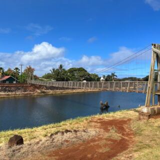 This Swaying Hawaii Footbridge Rattles Nerves With Every Wobbly Step Over the River