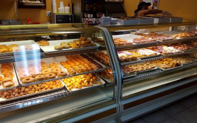 This Tiny Hole-in-the-Wall Donut Shop in Tampa Quietly Makes Some of Florida’s Best Donuts