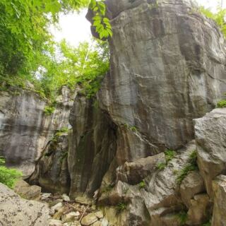 This Free Massachusetts State Park Hides a Marble Gorge Carved by Water Into a Jaw-Dropping Natural Arch
