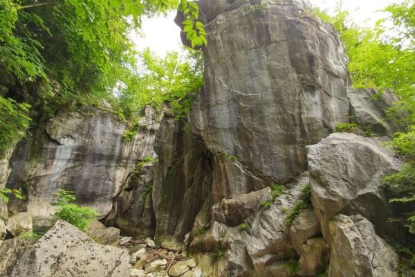 This Free Massachusetts State Park Hides a Marble Gorge Carved by Water Into a Jaw-Dropping Natural Arch
